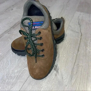 L L BEAN LACE UP WOMENS SUEDE CHUNKY HEEL SHOES/brown in color